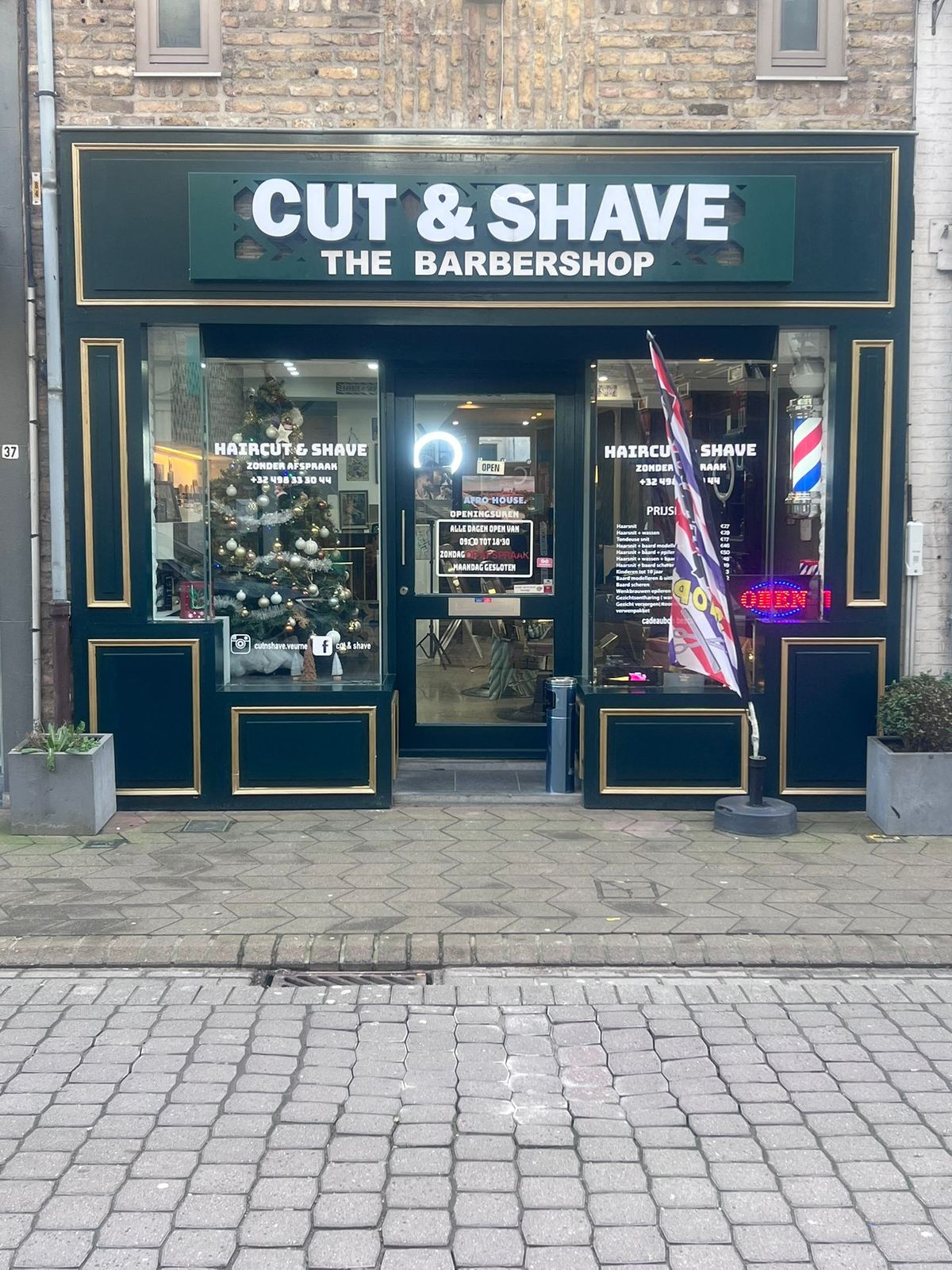 Cut & Shave barbershop gevel in Veurne